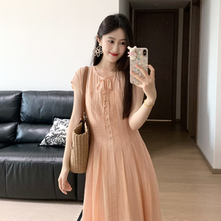 法式温柔风西柚粉色系带领连衣裙女夏季优雅气质减龄装饰包扣长裙