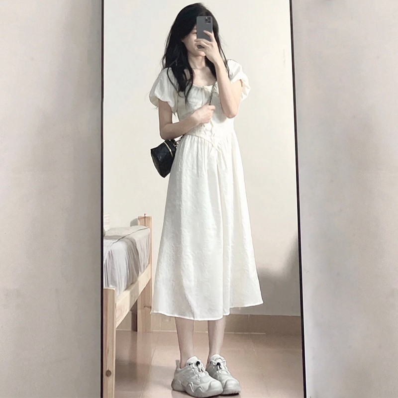 微皱肌理法式泡泡袖白色连衣裙