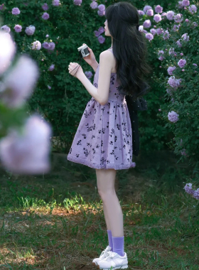 设计感紫色碎花吊带连衣裙女夏季新款小个子收腰显瘦度假风短裙