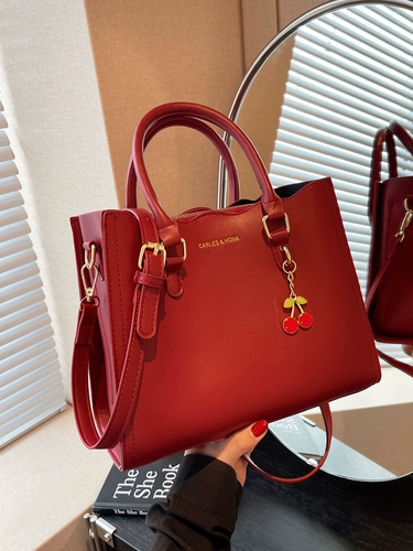 Красная модная сумка для невесты