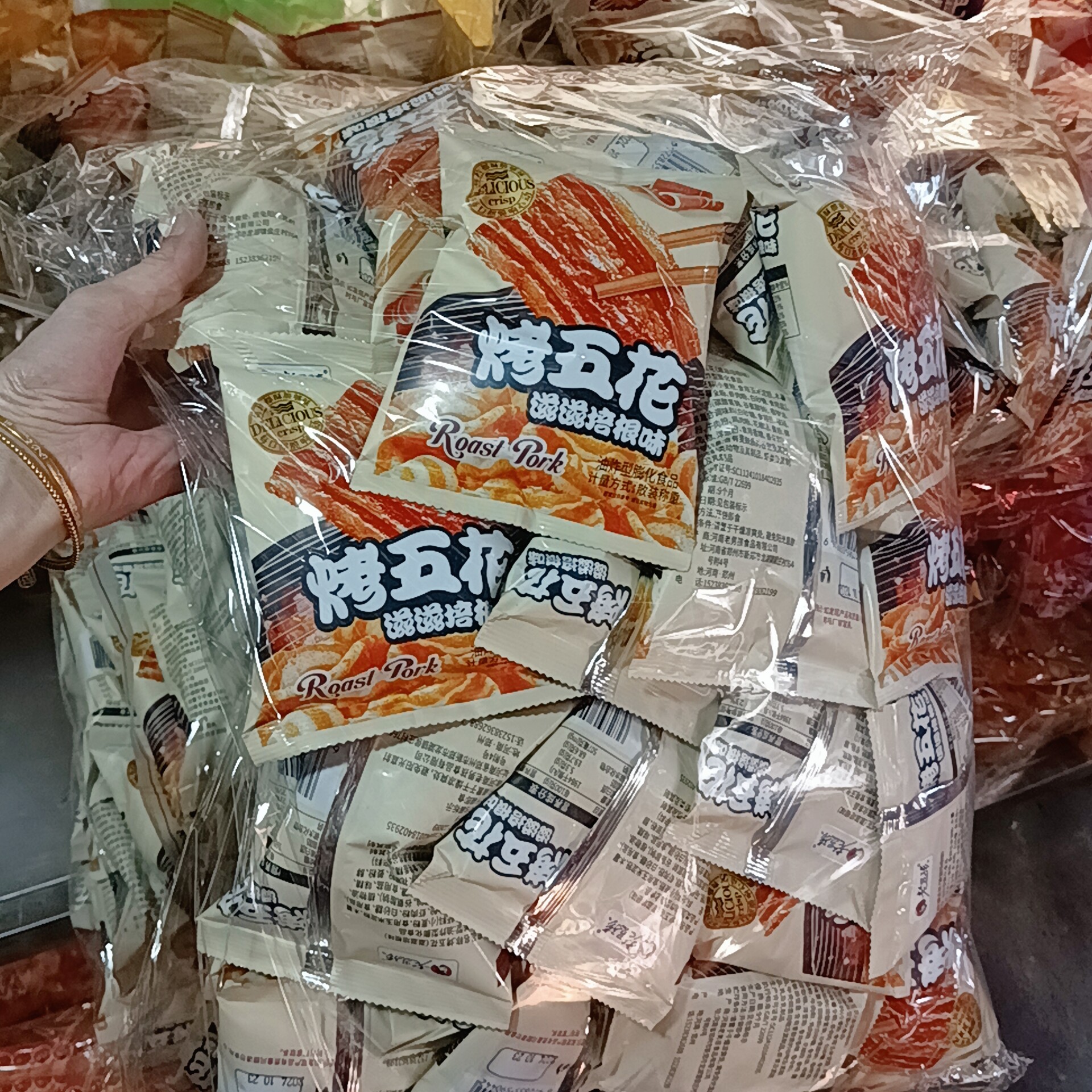老男孩烤五花脆片烧烤味50小包装休闲型膨化网红零食小吃