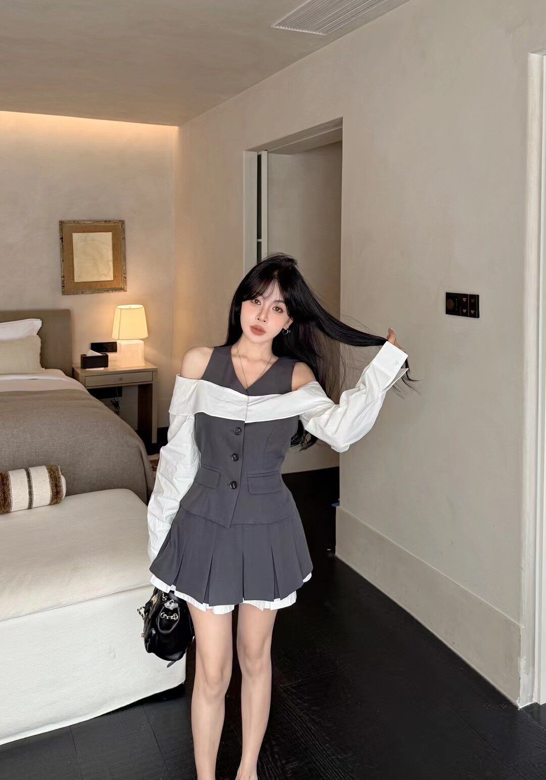 MIDO家 2026春新款撞色设计感漏肩衬衫拼接上衣女百褶半身裙套装