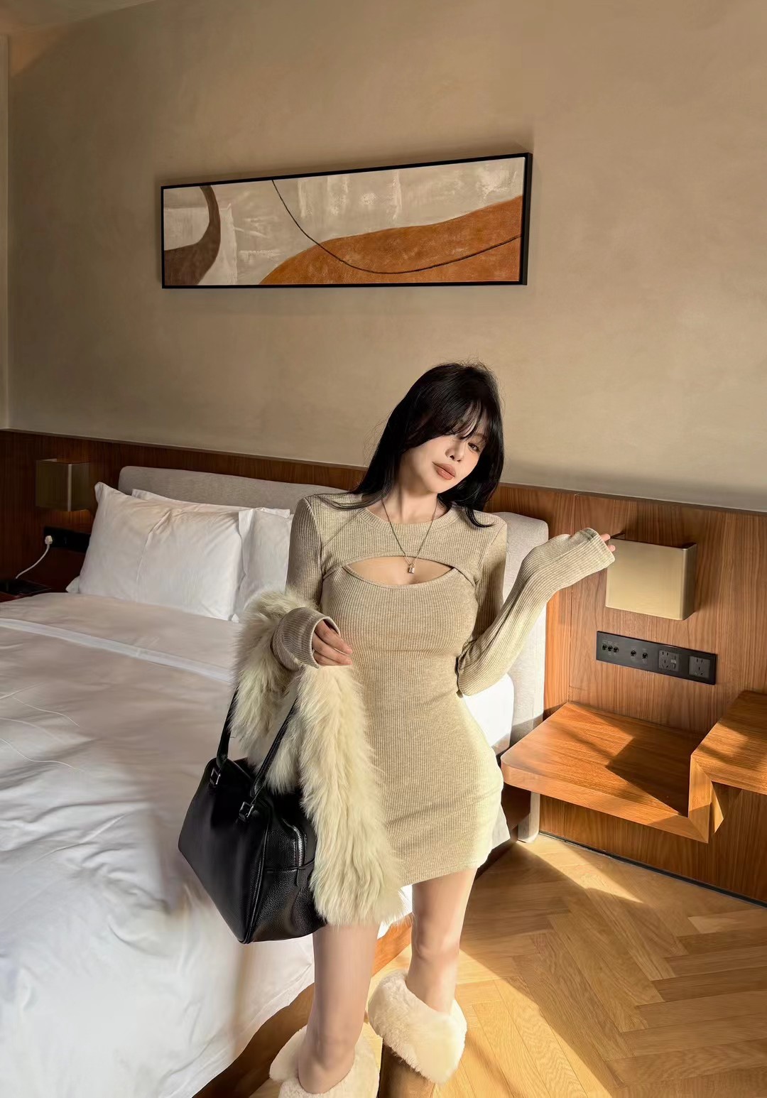 MIDO家 2025秋冬新款时尚百搭修身设计感镂空加绒磨毛针织连衣裙