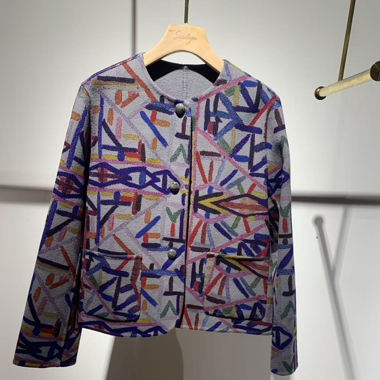 25新艺术印花短款上衣