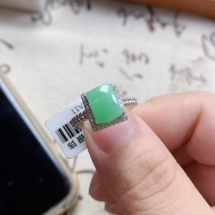 银镶满果阳绿方糖马鞍戒指