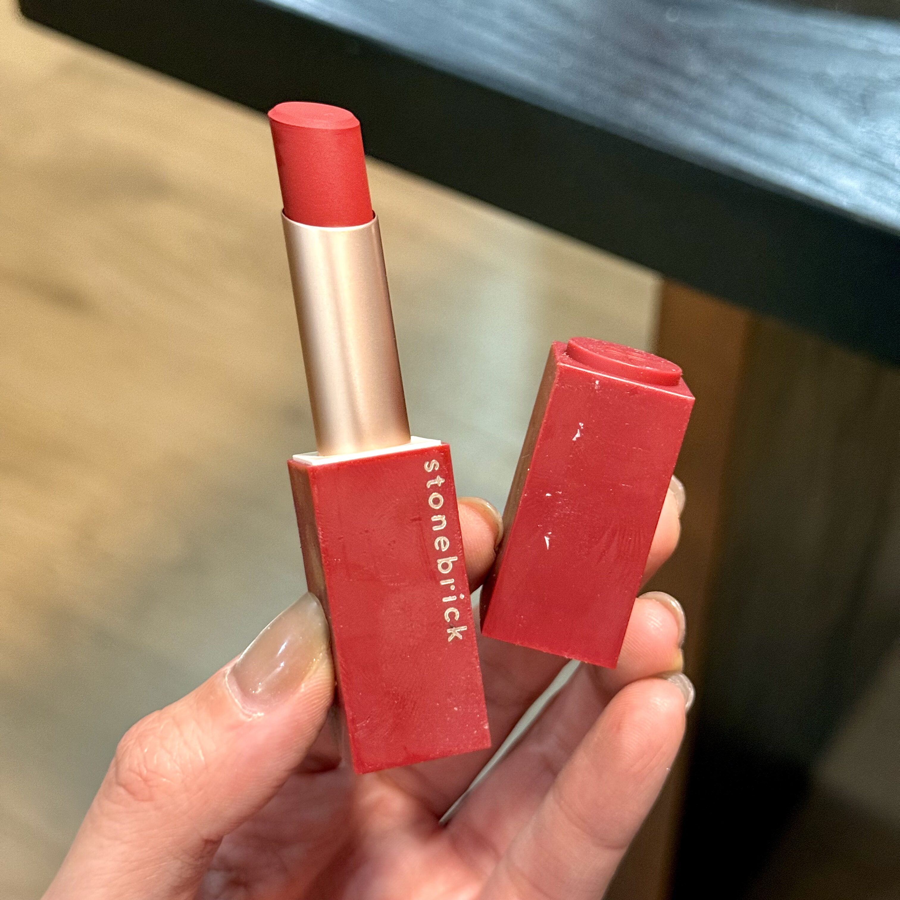 外壳很黏需要自己贴纸 stonebrick小砖块口红唇膏,彩妆/香水/美妆工具,唇膏/口红,淘宝优惠券,粉丝福利购,淘宝优惠卷
