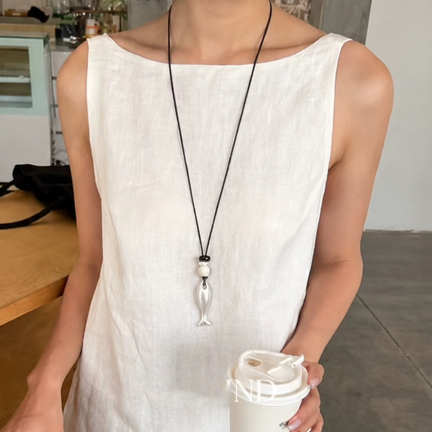 极简风小鱼吊坠黑绳串珠毛衣链女