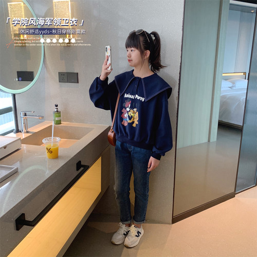 女童学院风翻领卡通卫衣