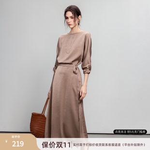 德玛纳静奢风缎面连衣裙女26春秋新款皱感七分袖收腰围裹式中长裙