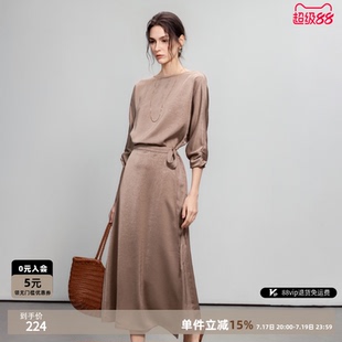 德玛纳静奢风缎面连衣裙女26春秋新款皱感七分袖收腰围裹式中长裙