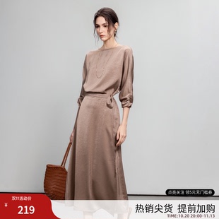 德玛纳静奢风缎面连衣裙女26春秋新款皱感七分袖收腰围裹式中长裙