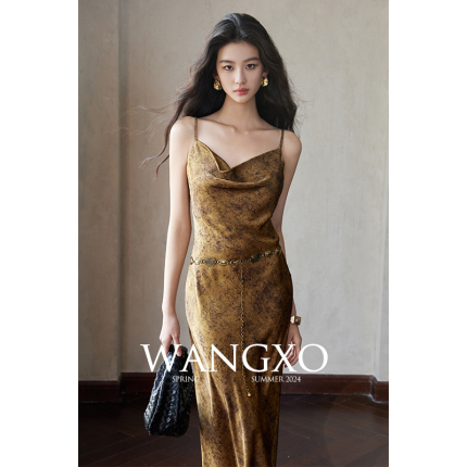 WANGXO｜细腻光泽缎面微皱肌理｜45度斜裁｜金色荡领吊带连衣裙女