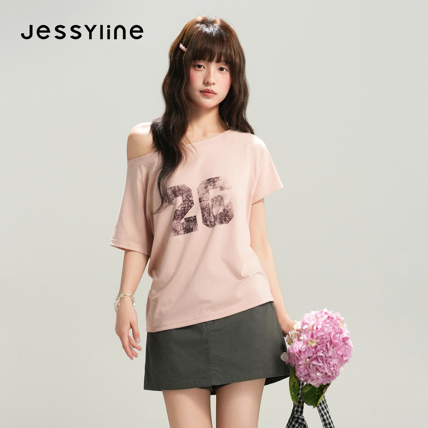jessyline杰茜莱2026夏季新款露肩短袖T恤女浅粉色数字印花小上衣