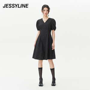 2折特卖款 jessyline夏女装 杰茜莱黑色v领收腰连衣裙 323211487