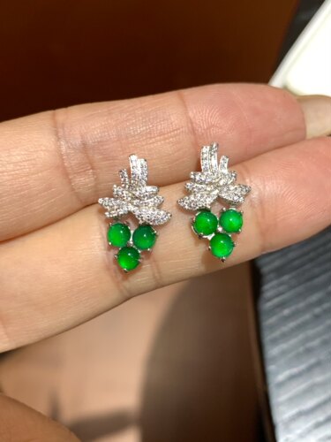 天然A货翡翠冰种辣绿色绿蛋面耳钉女款925银耳饰葡萄款
