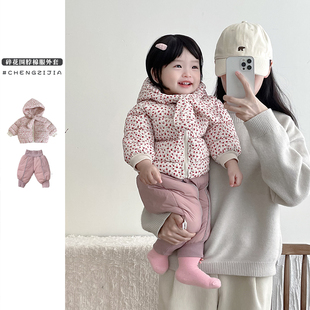 女宝宝保暖棉袄婴儿夹棉加厚棉裤 女童围巾连帽碎花棉服冬季 两件套