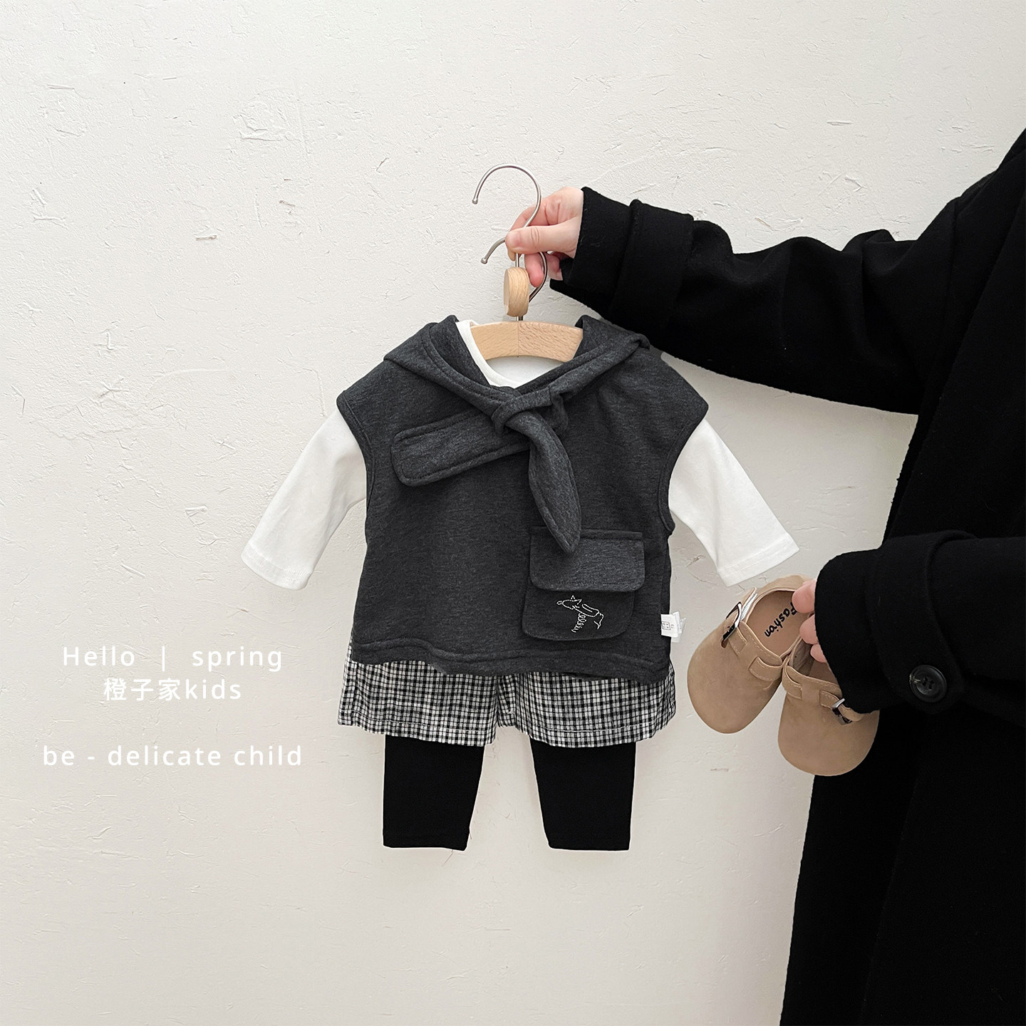 男童春秋装围脖马甲套装男宝宝洋气时髦背心婴幼儿假两件格子裤子