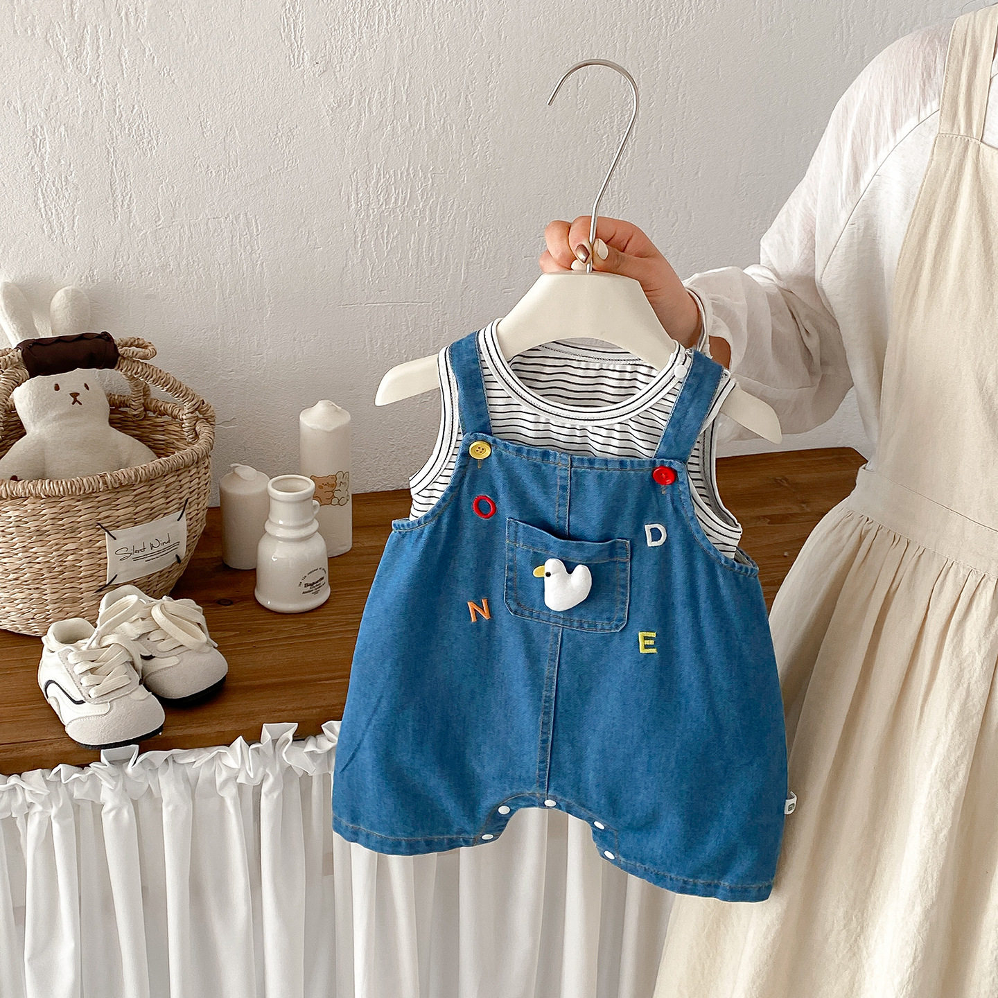 宝宝夏季纯棉套装婴儿薄款条纹背心T恤牛仔背带裤连体衣两件套潮