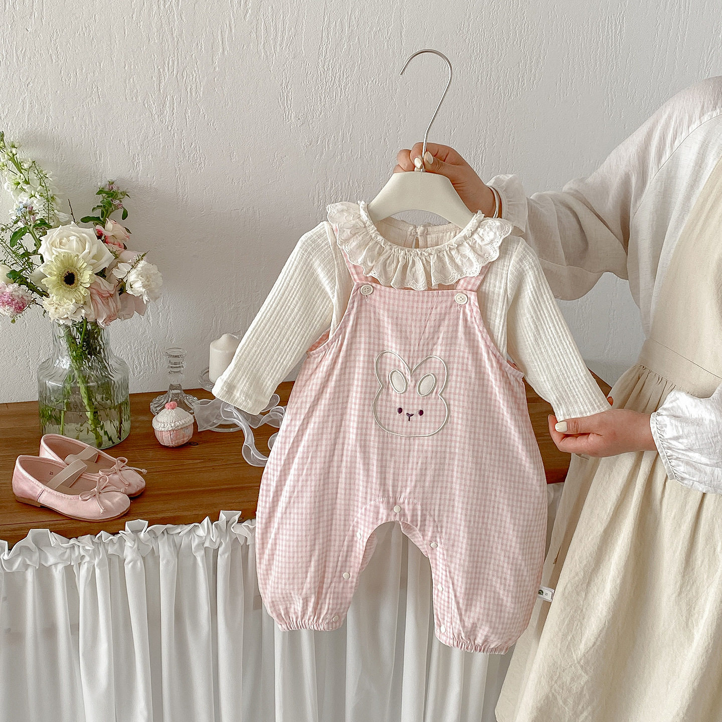 女宝宝小兔绣花背带裤2026春装新款婴儿格子连体裤新生儿纯棉长裤