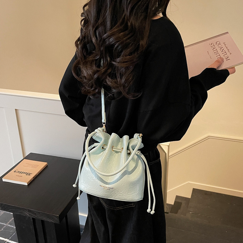 今年流行抽绳水桶包女士2026新款小众精致小众设计单肩通勤斜挎包