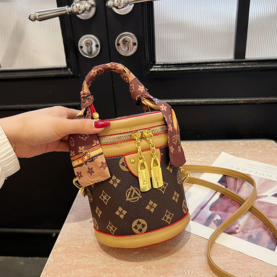 精致小众设计高级感手提水桶包