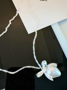 2026新款镶钻银色蝴蝶结白草莓吊坠项链女百搭项链