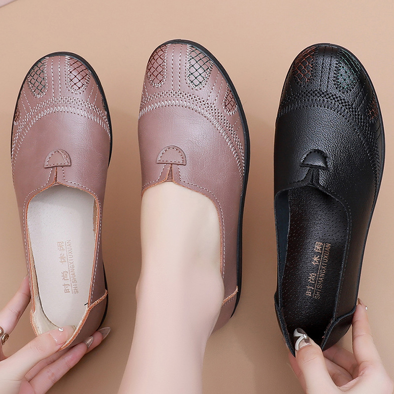 春秋款妈妈鞋单鞋舒适软底中年皮鞋中老年人防滑平底防滑奶奶女鞋