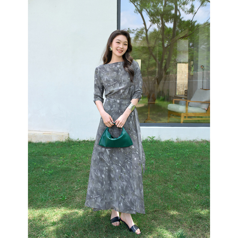 荣太一字领围裹式设计感桑蚕丝真丝连衣裙夏季新款高腰显瘦印花裙