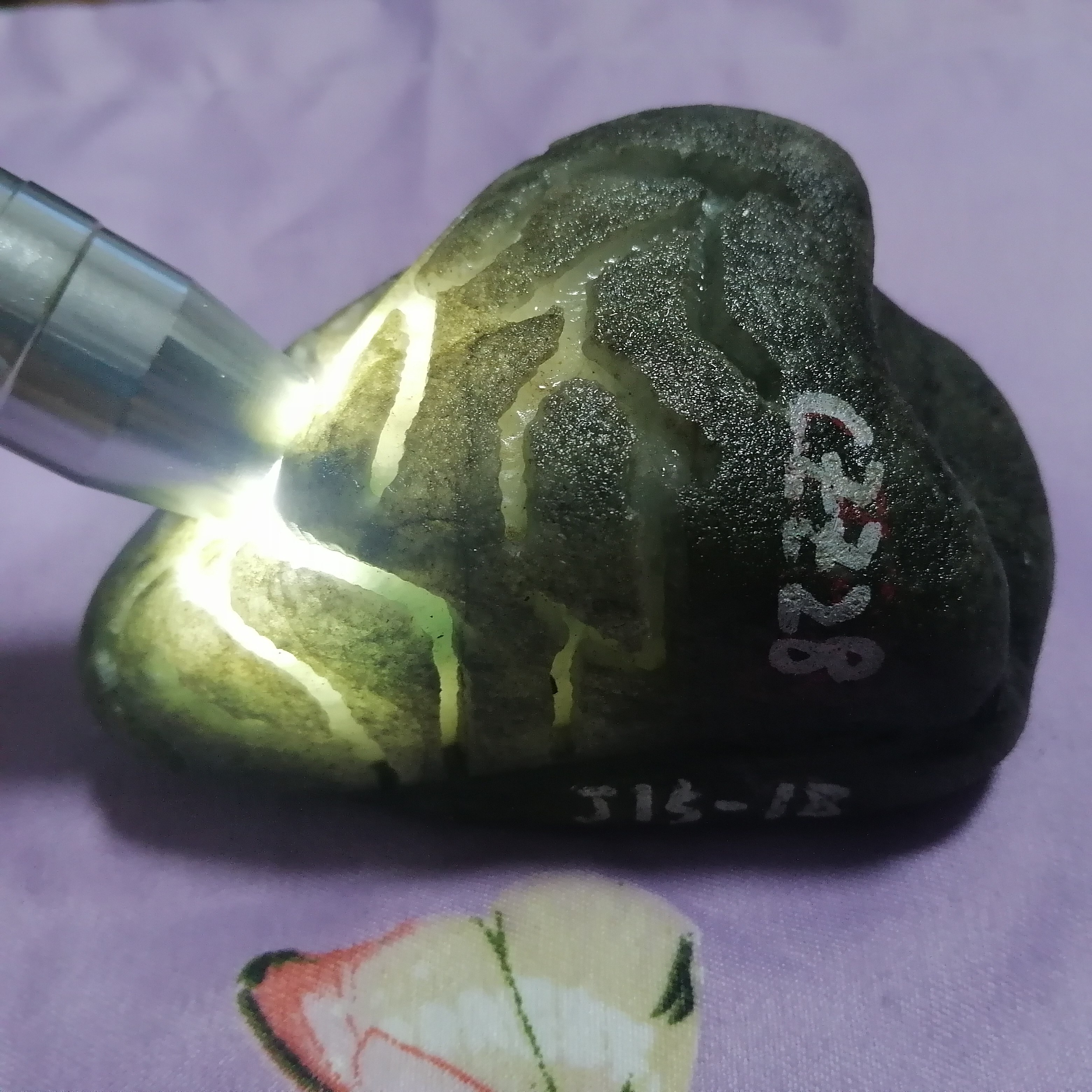 缅甸天然翡翠南奇场口糯冰种850克牌子挂件料原石