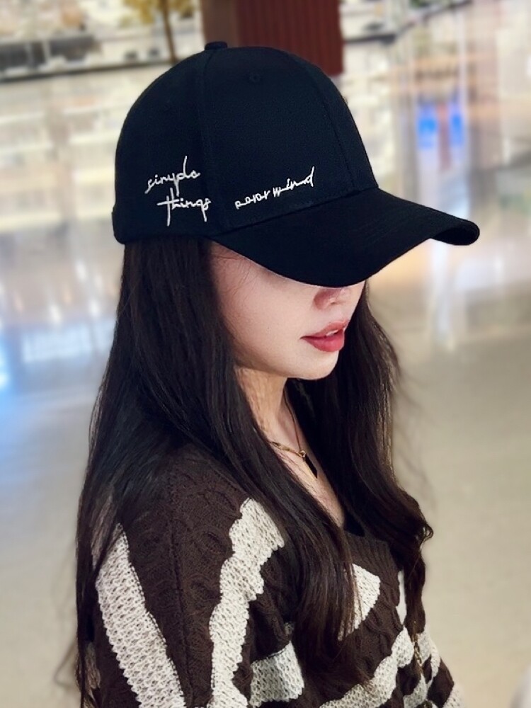 四季男女款鸭舌帽侧面刺绣字母硬顶街头学生棒球帽出游显脸小百搭