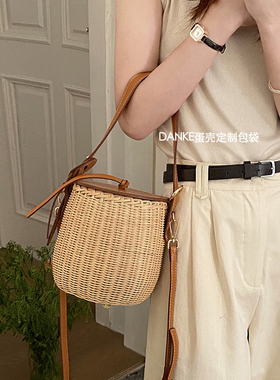 DANKE小众设计高级感手提斜挎藤编包 法式度假风菜篮子水桶草编包
