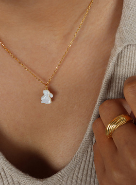 独特个性白色贝壳兔子造型吊坠项链锁骨链女百搭跨境小众颈链