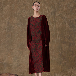 界内界外复古优雅提花棉拼丝绒酒红色宽松显瘦连衣裙长裙J53Q6052