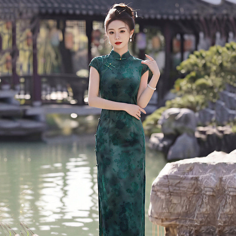 新中式改良旗袍女2026新款绿色复古气质修身年轻款立领盘扣连衣裙