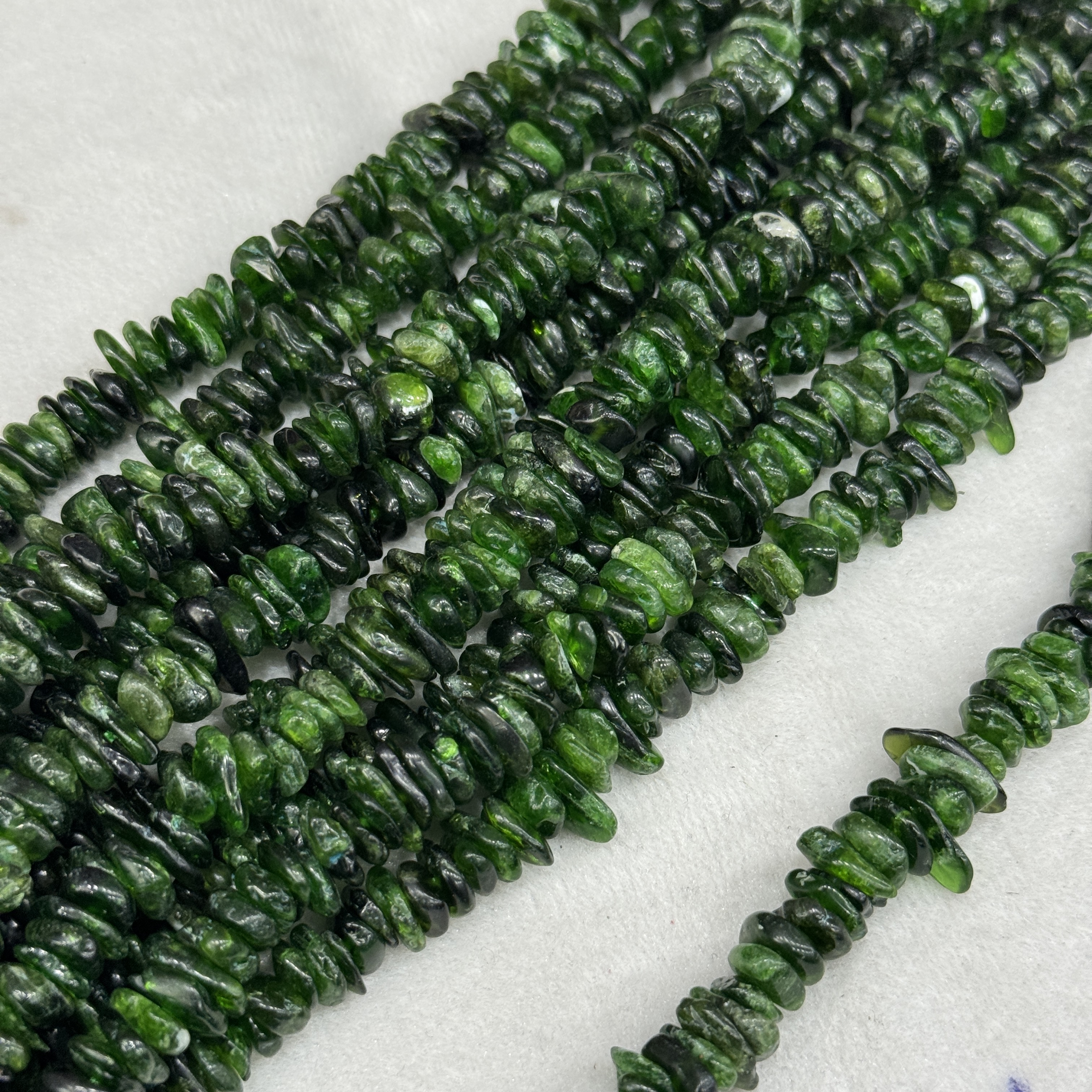 约10mm天然透辉石碎石叠片中孔散珠半成品DIY项链手链配珠