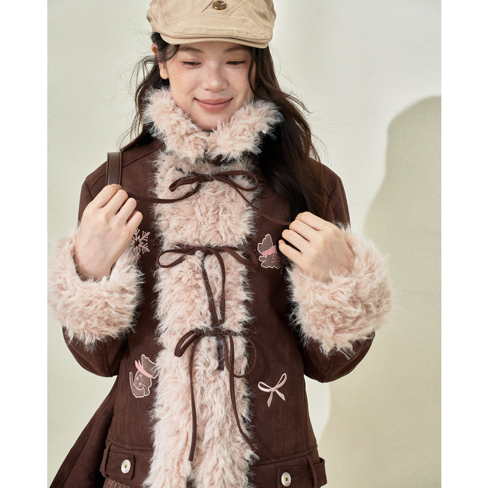 今日艺术家原创红棕色麂皮毛一体蝴蝶结小狗贴布绣短款外套