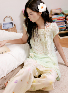 今日艺术家原创浅绿色镂空针织上衣杏色花卉屁帘裙裤套装