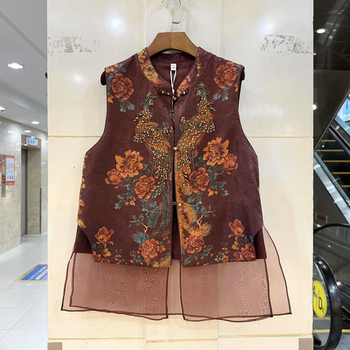 林依橱26B023 盘扣立领钉珠凤凰提花拼欧根纱遮屁帘国风马甲外套