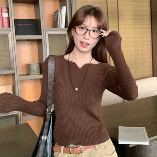 龙妹棕咖色V领打底衫女内搭外穿毛衣2026春新款好看宽松针织上衣