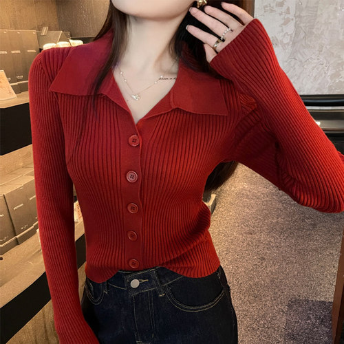 红色翻领针织打底衫女设计感