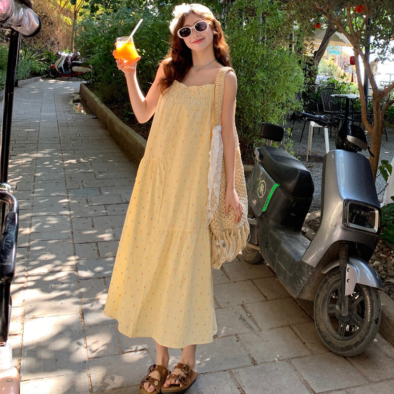 黄色法式波点吊带连衣裙女2026春夏新款今年流行海边度假气质长裙