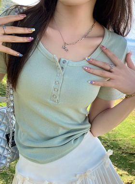 绿色正肩短袖T恤女显瘦春夏2026新款爆款独特漂亮修身短款小上衣