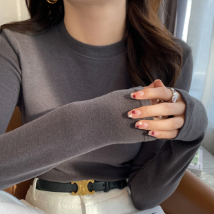 深灰色圆领磨毛打底衫女内搭2026春秋新款高级感修身加绒长袖上衣