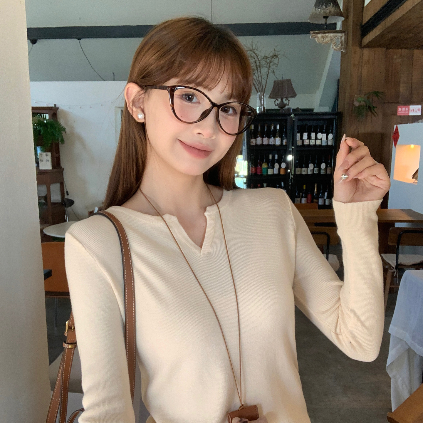 【绝美内搭】杏色V领打底衫