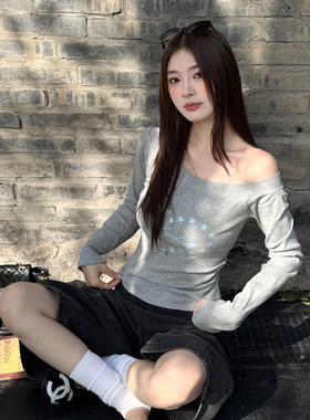 龙妹灰色一字肩印花长袖T恤女外穿2026春夏新款修身好看斜肩上衣