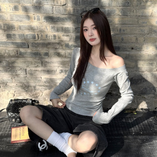 好看斜肩上衣 修身 龙妹灰色一字肩印花长袖 T恤女外穿2026春夏新款