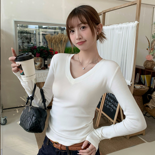 龙妹家白色V领加绒打底衫女内搭外穿2026冬季新款长袖T恤修身上衣