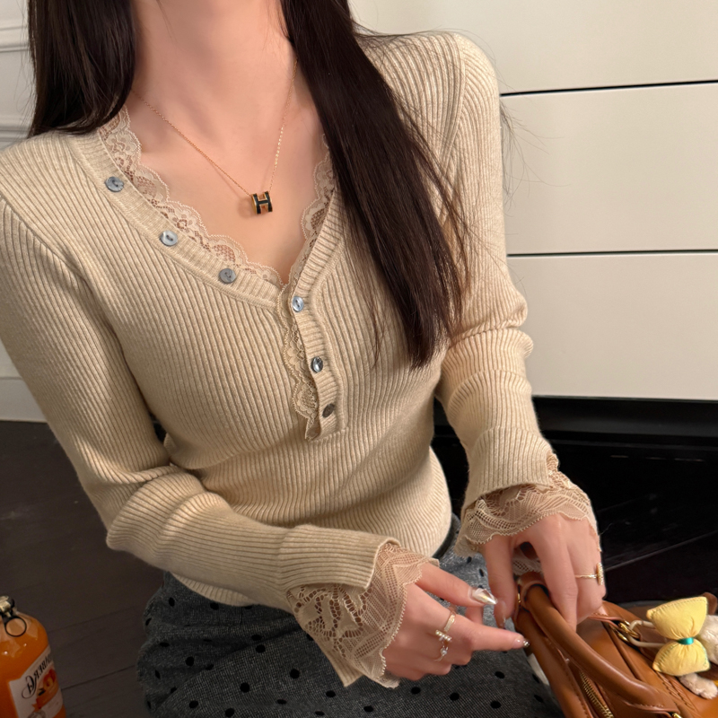 V领蕾丝纽扣打底针织衫女
