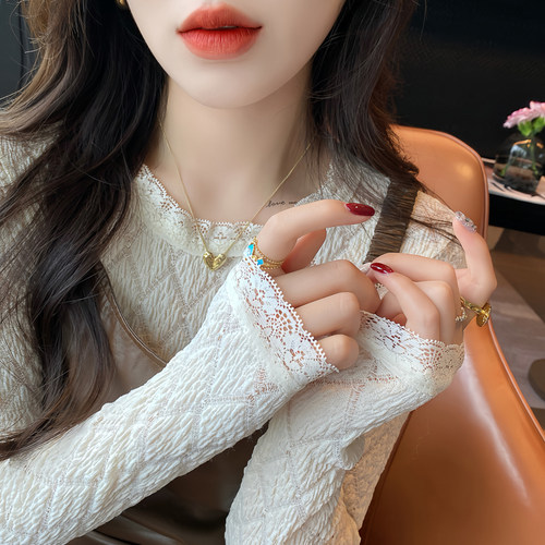 白色圆领蕾丝边针织打底衫女