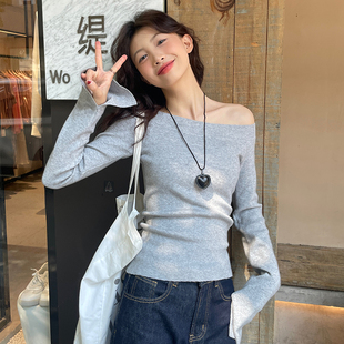 灰色斜肩毛衣一字肩上衣女装开春内搭2025修身露肩独特针织打底衫